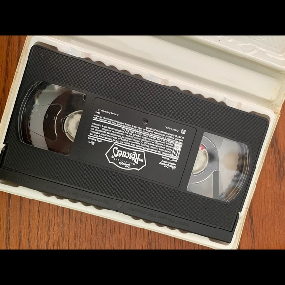 Disney The Rescuers VHS - Picture 2 of 3